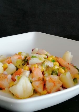Una foto de Ensalada de langostinos con vinagreta de lima y hierbabuena