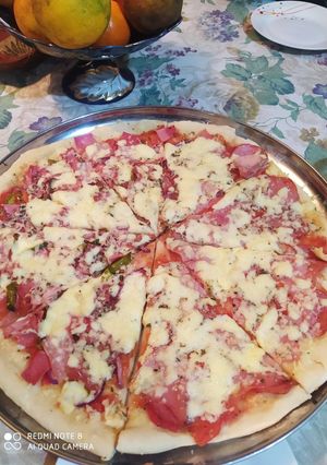 Una foto de Deliciosa Pizza mixta 💜🥰