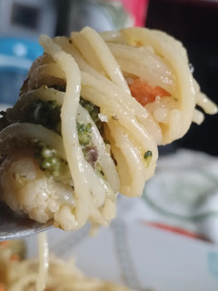 Una foto de Fideos veganos con brócoli, coliflor y limón