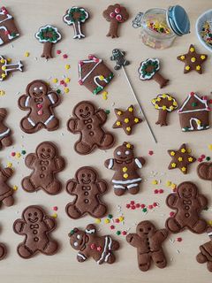 Una foto de Galletitas navideñas con muchos tips 🤶🏻 Gingerbread man