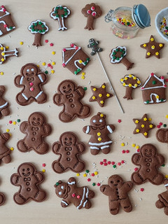 Una foto de Galletitas navideñas con muchos tips 🤶🏻 Gingerbread man