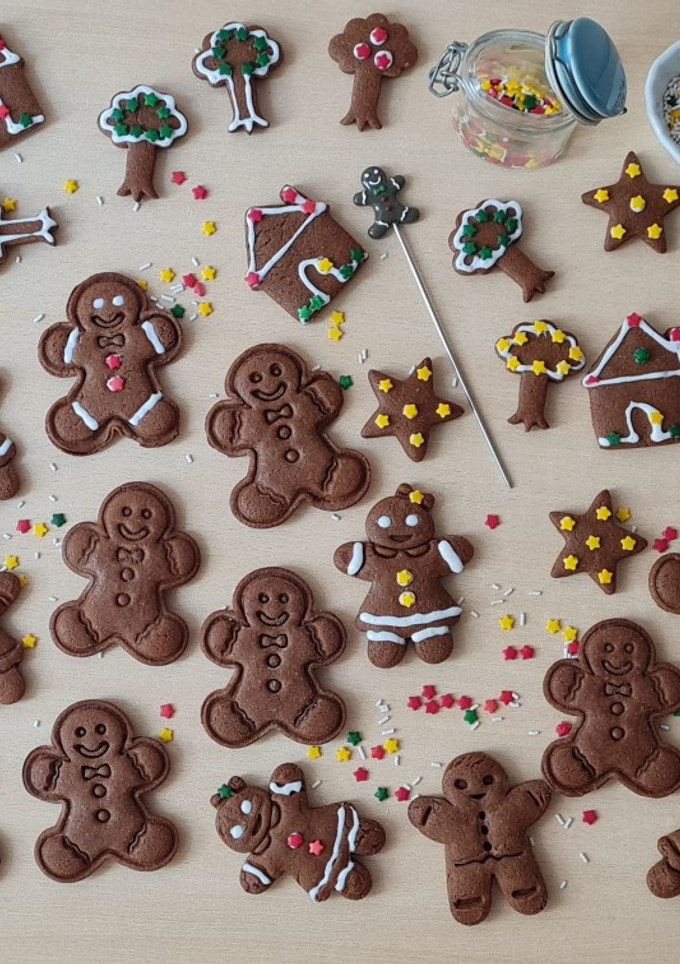 Una foto de Galletitas navideñas con muchos tips 🤶🏻 Gingerbread man