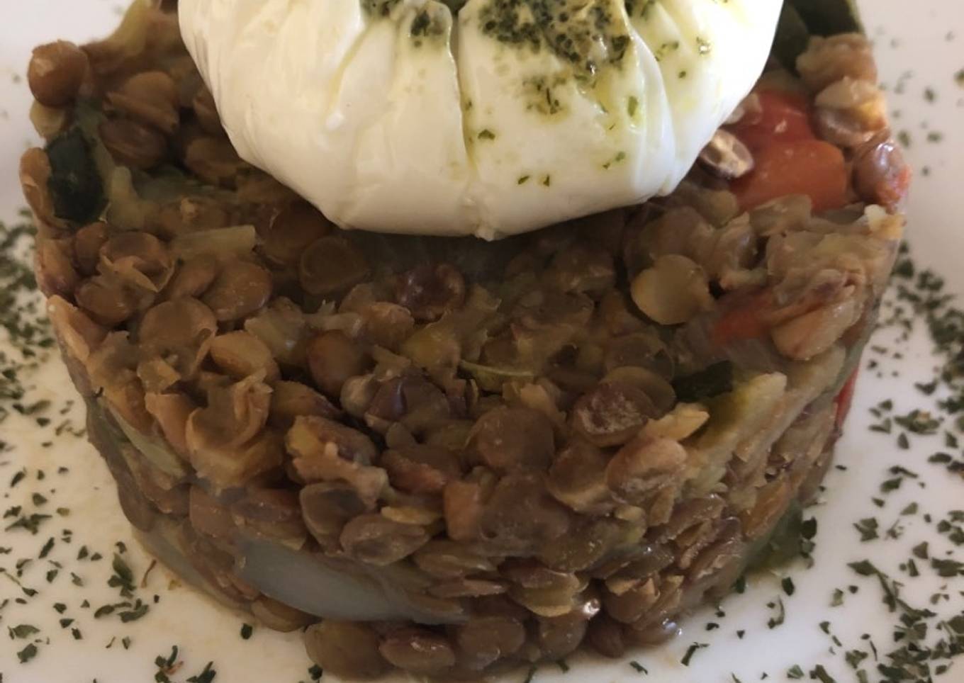 245. Timbal de lentejas y verduras con huevo poché (principal legumbres)