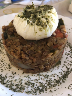 Una foto de 245. Timbal de lentejas y verduras con huevo poché (principal legumbres)