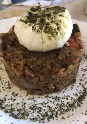 Una foto de 245. Timbal de lentejas y verduras con huevo poché (principal legumbres)