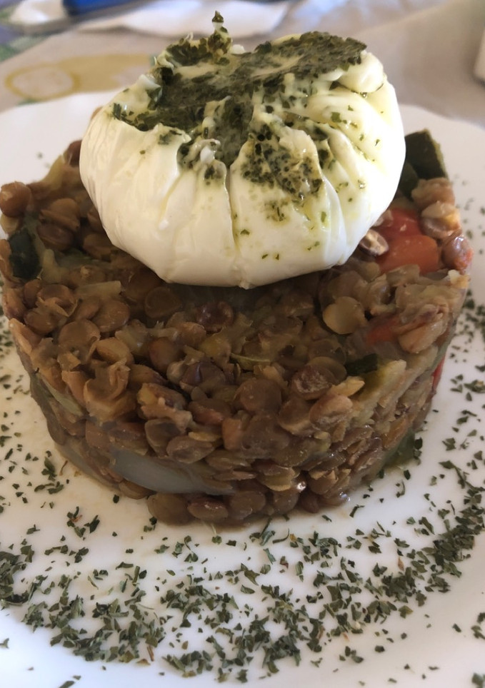 Una foto de 245. Timbal de lentejas y verduras con huevo poché (principal legumbres)