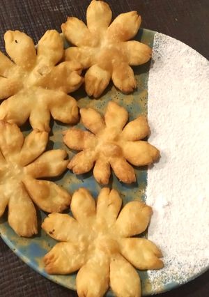 A picture of Shakkarpara.