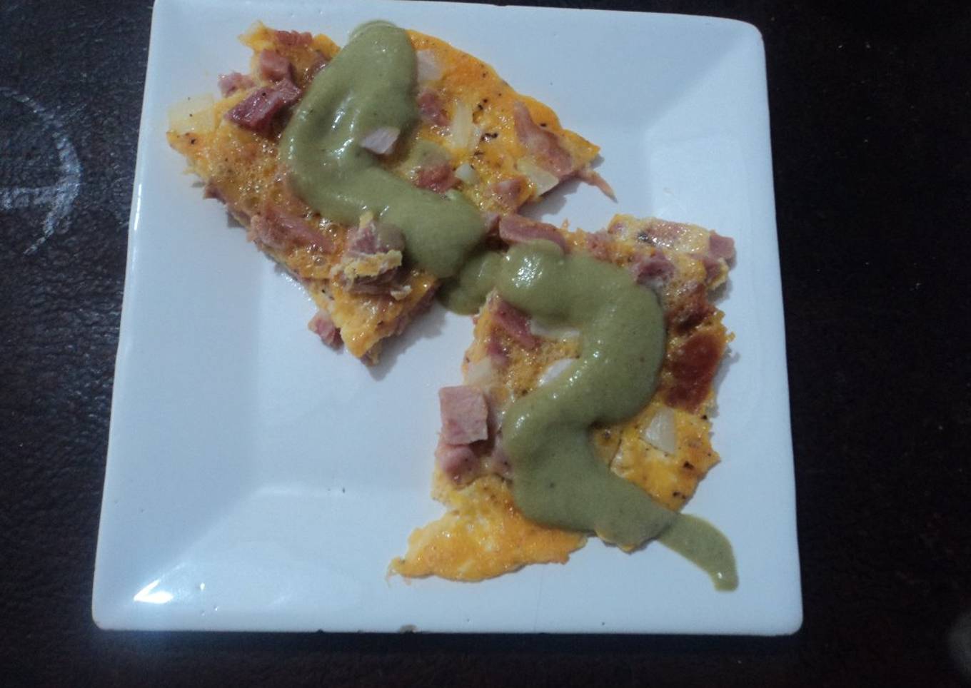 Torta de huevo navideña con salsa de aguacate aromática a lo ranchero