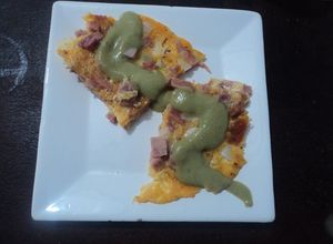 Una foto de Torta de huevo navideña con salsa de aguacate aromática a lo ranchero