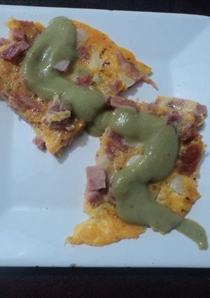 Una foto de Torta de huevo navideña con salsa de aguacate aromática a lo ranchero