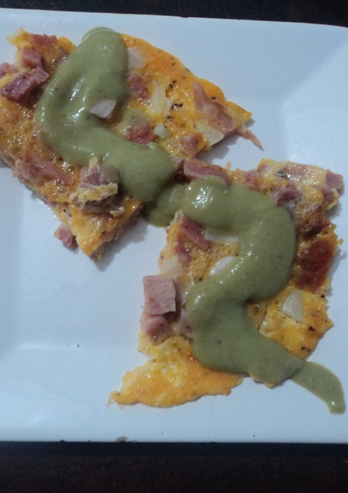 Una foto de Torta de huevo navideña con salsa de aguacate aromática a lo ranchero