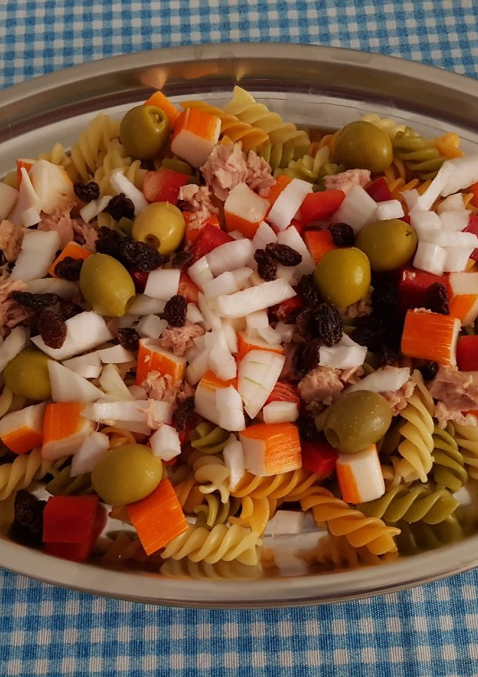 Una foto de Ensalada de pasta de colores