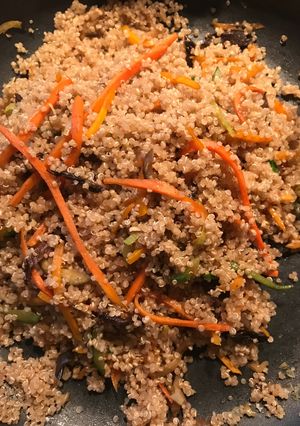 Una foto de Quinoa con salteado de vegetales