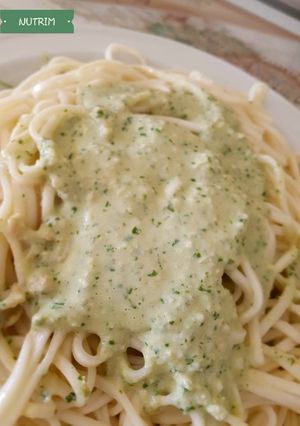 Una foto de Pesto cremoso para pastas o como aderezo de ensaladas