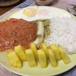 Arroz a la cubana con tomate natural, piña y atún