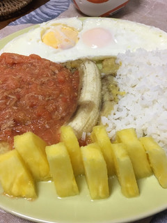 Una foto de Arroz a la cubana con tomate natural, piña y atún