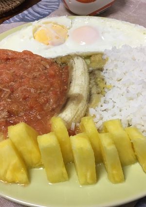 Una foto de Arroz a la cubana con tomate natural, piña y atún