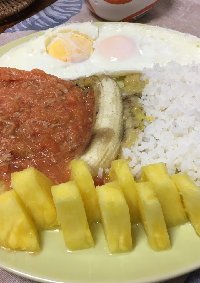 Una foto de Arroz a la cubana con tomate natural, piña y atún