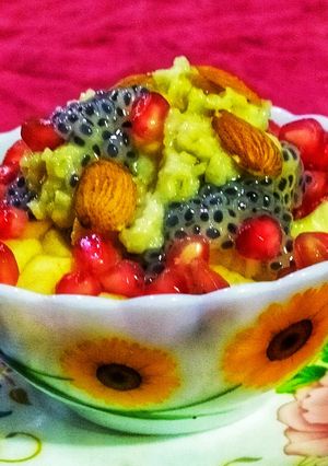 A picture of Honey Oats with Mix fruits.