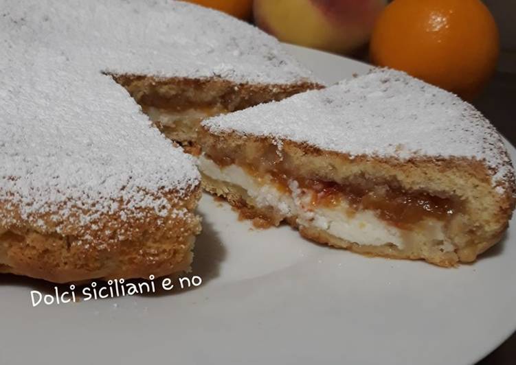 Dolce di frolla con ricotta e confettura di pesche