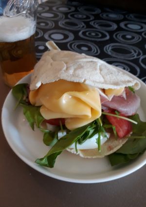 Una foto de Sándwich de pastron y varios