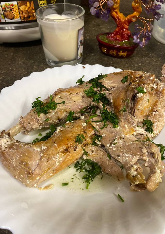 Кролик, тушкований зі сметаною в мультиварці😋