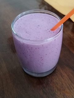 Una foto de Smoothie con avena y frutas!
