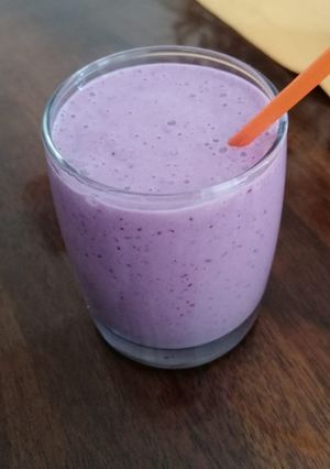 Una foto de Smoothie con avena y frutas!