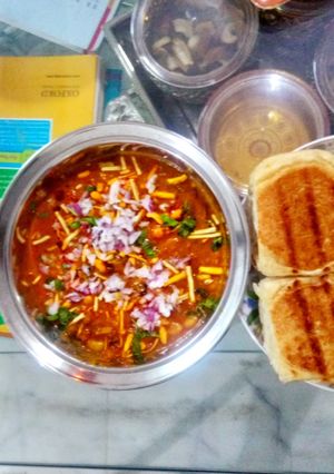 મિસલ પાઉં (Misal Pau Recipe In Gujarati) રેસીપી મુખ્ય ફોટો