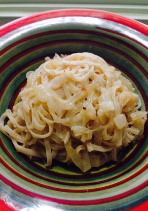 Foto principal de Noodles de arroz con cebolla dulce de Fuentes de Ebro