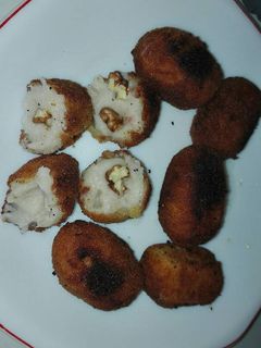 Una foto de 30. Croquetas de queso con nueces