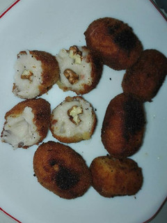 Una foto de 30. Croquetas de queso con nueces
