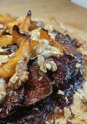 Une photo de 🫐 Tarte rustique figues chèvre miel