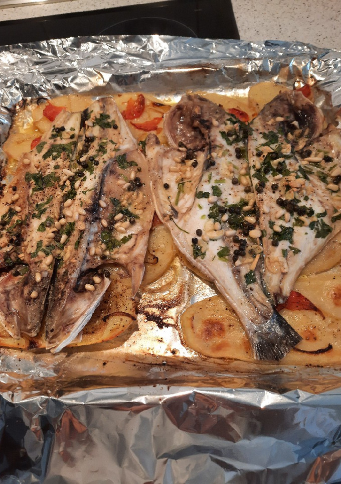 Una foto de Dorada y lubina a la espalda