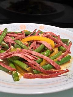 A picture of Bacon with Green Beans and Bell Peppers.