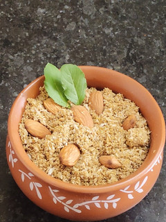 धनिया पंजीरी (dhaniya panjiri recipe in Hindi) रेसिपी मुख्य फोटो