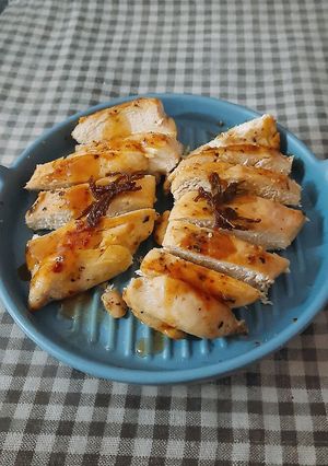Hình của món Gà áp chảo sốt me.