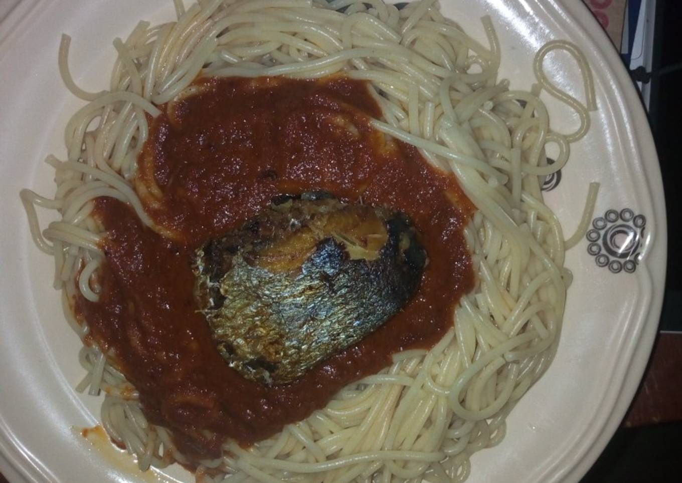 White spaghetti and stew with fish