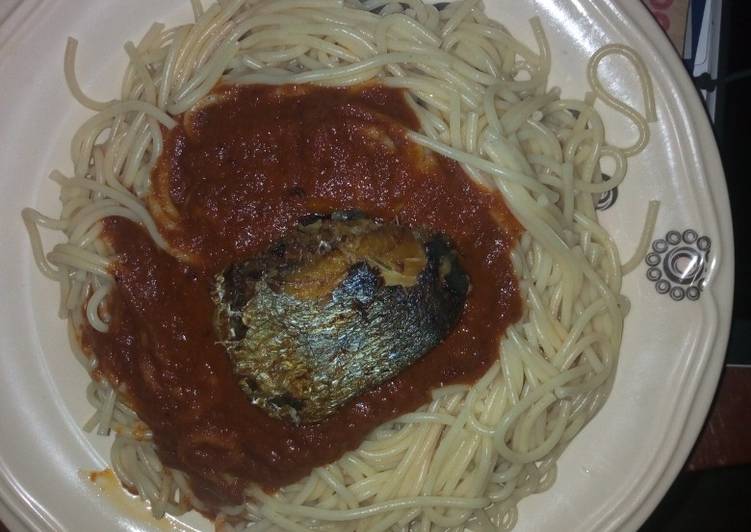 White spaghetti and stew with fish