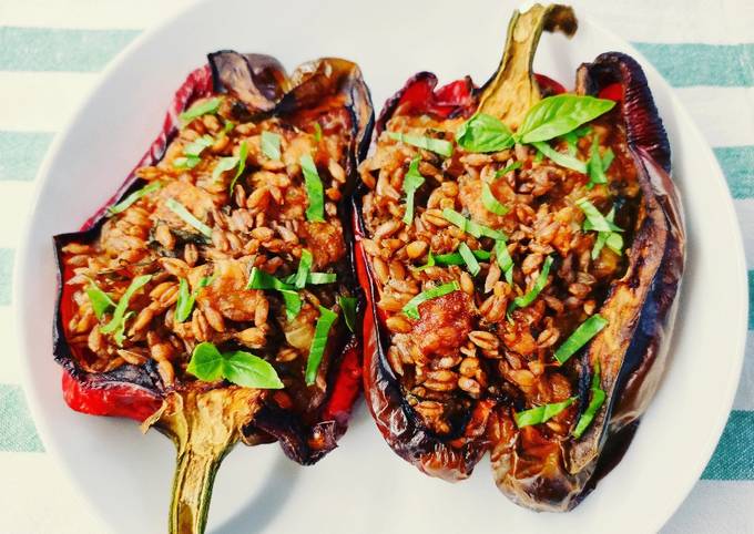 Peperoni arrosto ripieni di farro, mozzarella e basilico