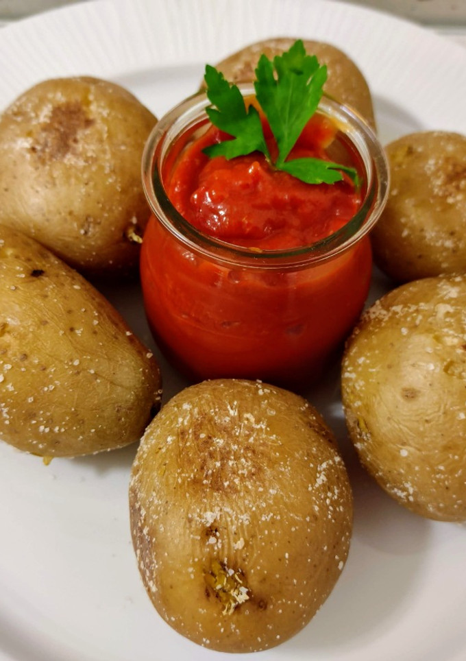 Una foto de Papas arrugadas y mojo picón