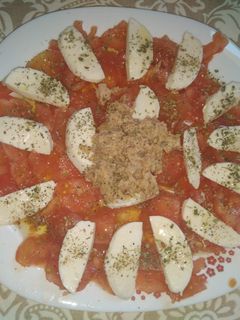 Una foto de Ensalada de tomate, mozzarella y atún