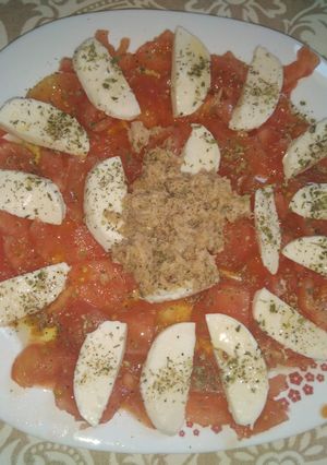 Una foto de Ensalada de tomate, mozzarella y atún