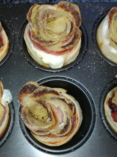 Una foto de Rosas de patata, hojaldre, bacon y Philadelphia
