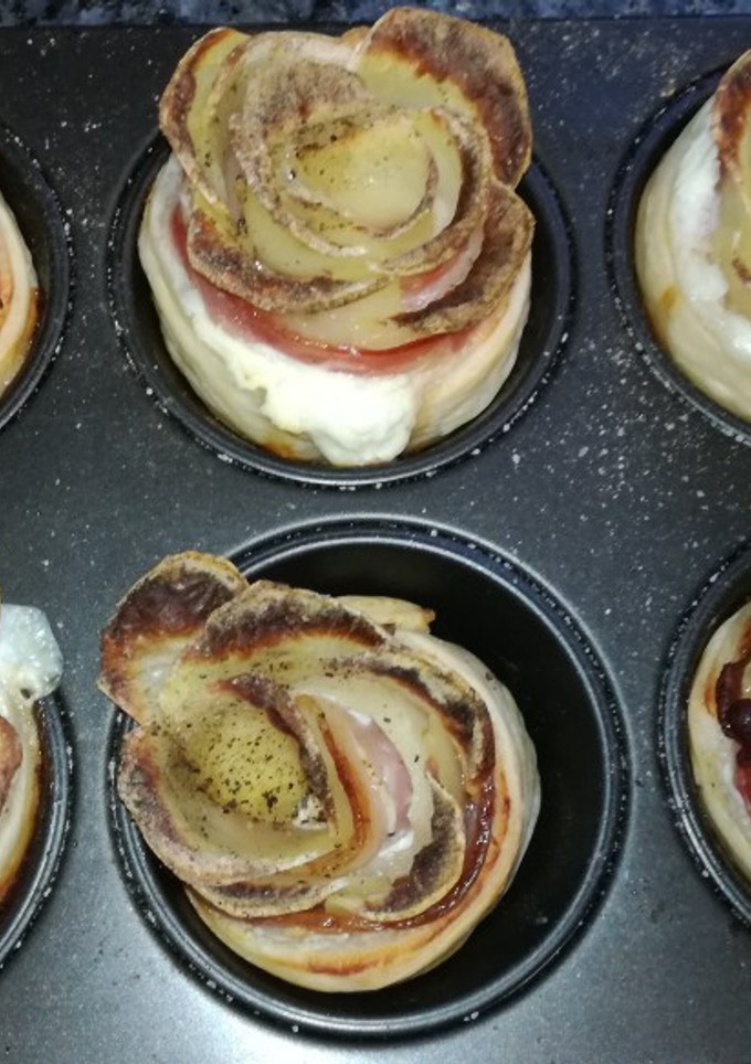 Una foto de Rosas de patata, hojaldre, bacon y Philadelphia