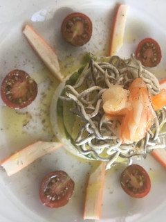 Una foto de Timbal de patata 🥔 queso fresco, verduras, gulas y langostinos 🦐