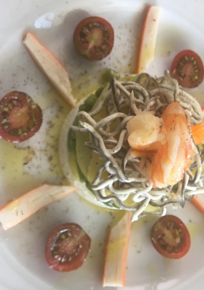 Una foto de Timbal de patata 🥔 queso fresco, verduras, gulas y langostinos 🦐