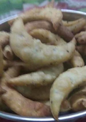 काजू नमकपारे(kaju namkpare recipe in hindi) रेसिपी मुख्य फोटो