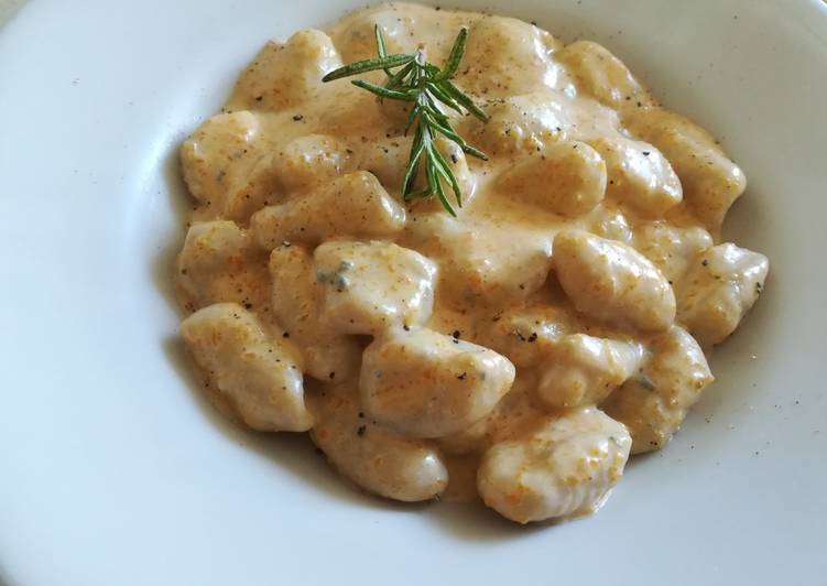 Step-by-Step Guide to Prepare Speedy Gnocchi zucca e gorgonzola.