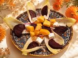 Ensalada de endivias con remolacha , naranja 🍊 melocotón 🍑 y queso feta🧀